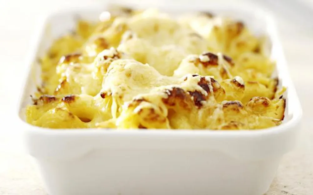 Macaroni met kaas, hesp en bloemkool